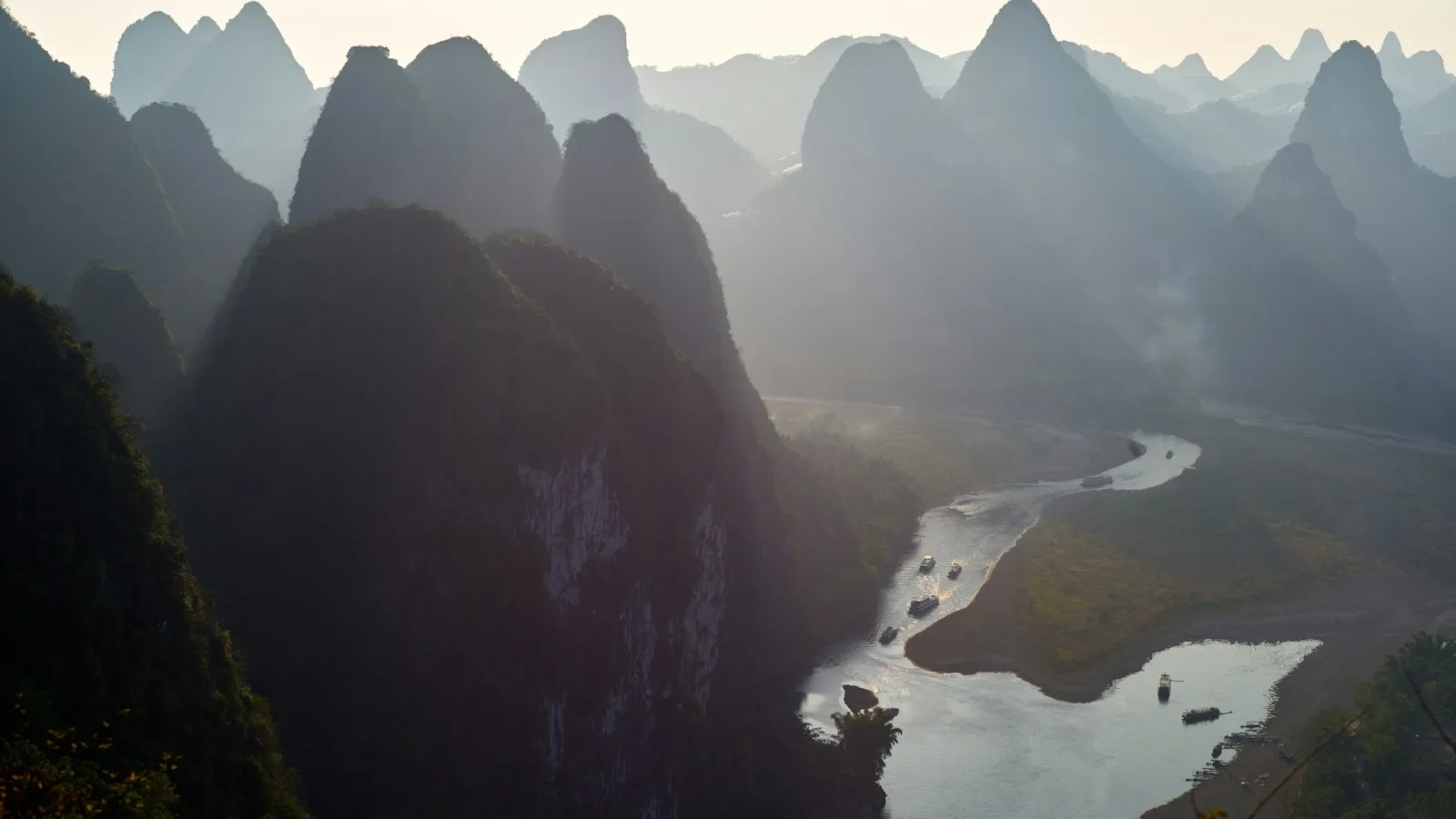 Karsts et rivière dans le paysage de Guilin, en Chine