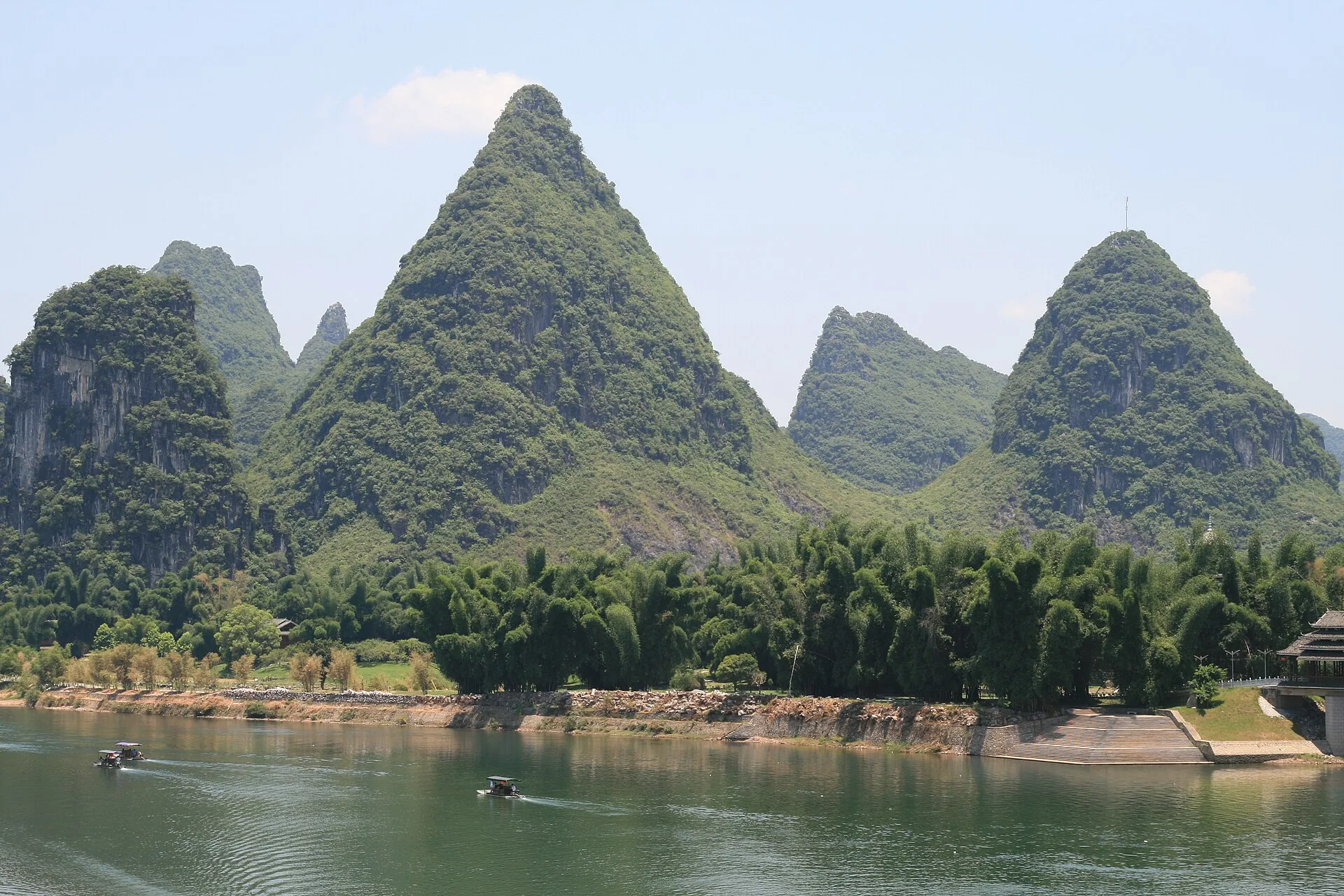 Pitons karstiques et forêt de bambous au bord de la rivière Li dans le Guangxi