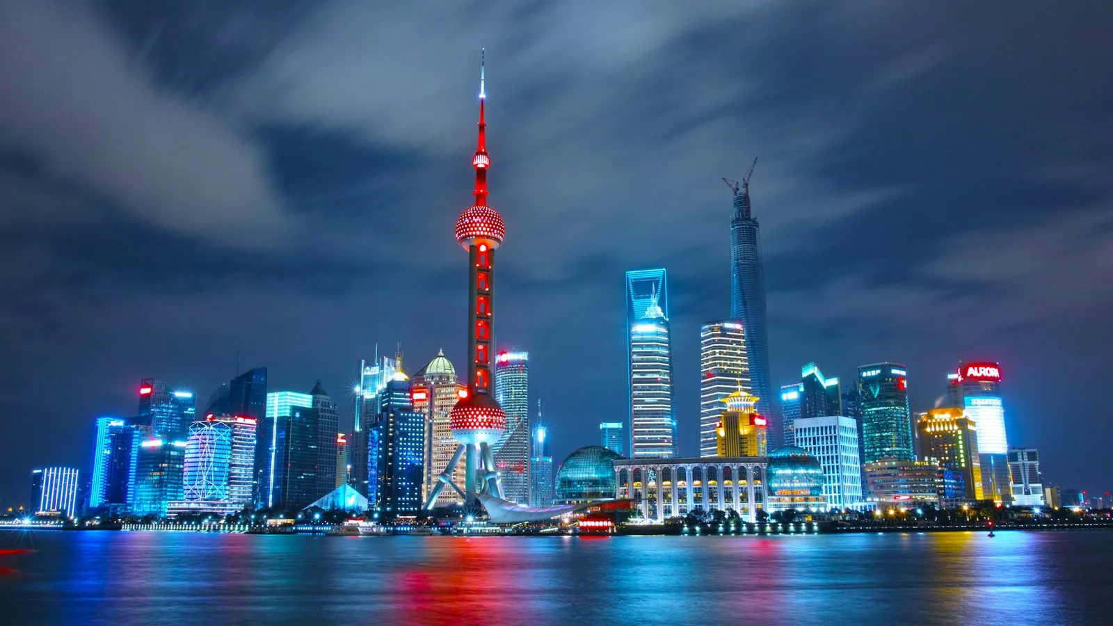 Vue aérienne d'un grand échangeur routier au cœur de Shanghai