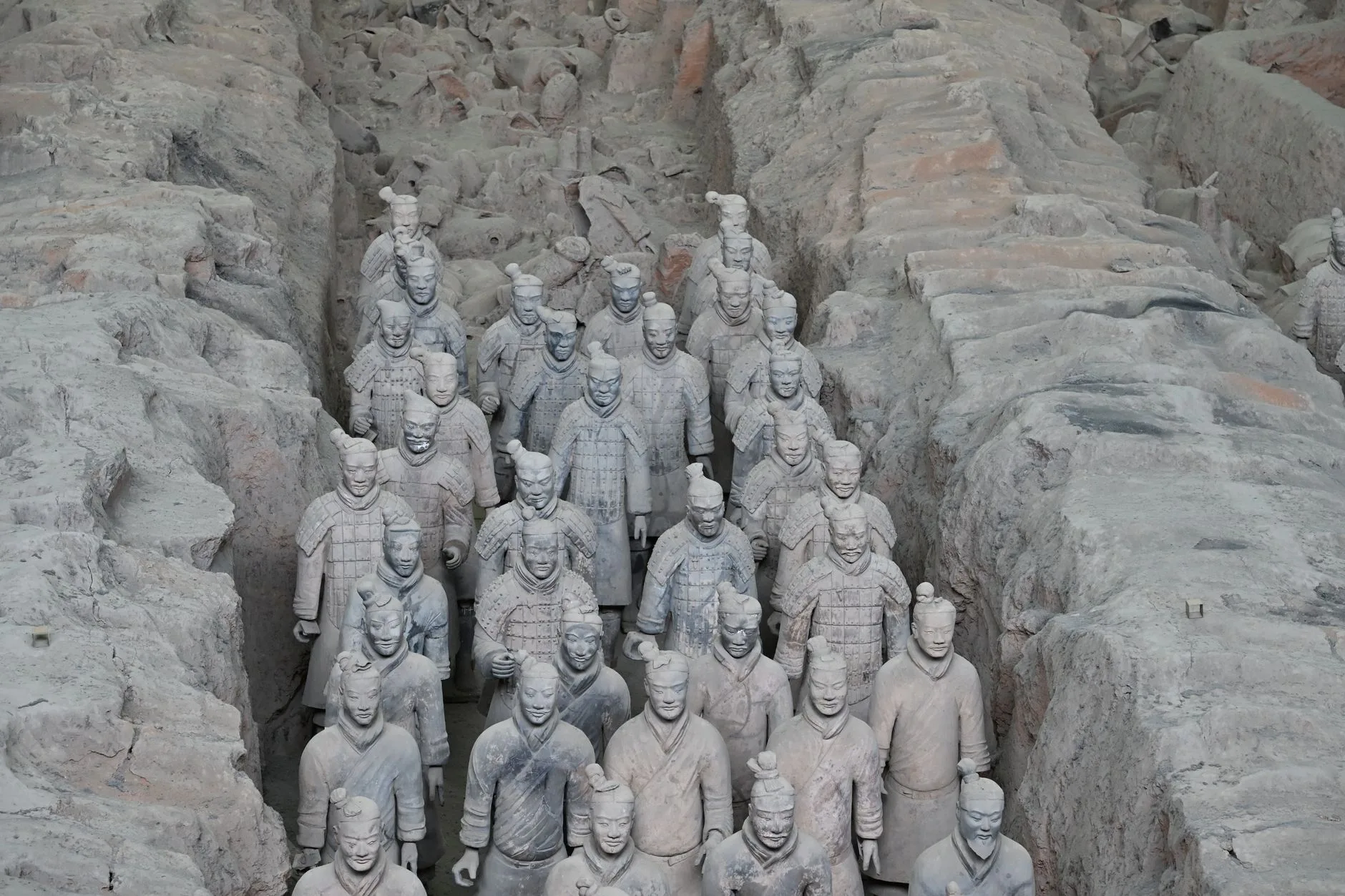 Guerriers de l'armée de terre cuite alignés dans une fosse près de Xi'an